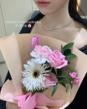 Song Ye-bin Instagram - 보고싶었던 우리 가족 오랜만에 다 만난 #KBS연기대상 🫶🏻 
수맞우와 함께한 2024년 정말 많이 행복했습니다. 
2025년 더 힘내서 열심히 할게요 모두모두 새해 복 많이 받으세요🙇🏻‍♀️