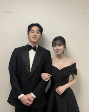 Song Ye-bin Instagram - 보고싶었던 우리 가족 오랜만에 다 만난 #KBS연기대상 🫶🏻 
수맞우와 함께한 2024년 정말 많이 행복했습니다. 
2025년 더 힘내서 열심히 할게요 모두모두 새해 복 많이 받으세요🙇🏻‍♀️