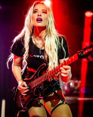 Sophie Lloyd Instagram - What songs would you want to see me play live?? 🤘🏼🎸

📷 @jacklue 

#livemusic #rockmusic #guitar #girlguitarist #guitaristsofinstagram #guitarist