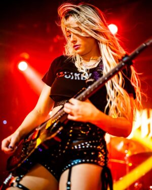 Sophie Lloyd Instagram - What songs would you want to see me play live?? 🤘🏼🎸

📷 @jacklue 

#livemusic #rockmusic #guitar #girlguitarist #guitaristsofinstagram #guitarist