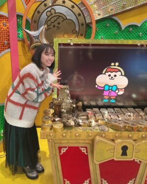 Sora Tamaki Instagram - 💰

今日はカネオくんもご覧いただきありがとうございました！
今回はクロスワードパズルについてでした。

クロスワードパズルは好きなので、制作の裏側を見られたのが、とても嬉しかっです！

knit @rosebud_official_
necklace&earring @osewaya_official
shoes @ashinagaojisan_gram

#有吉のお金発見突撃カネオくん 
#田牧そら