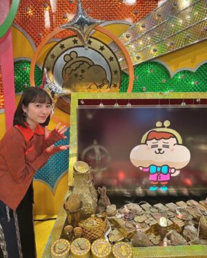 Sora Tamaki Instagram - 💰

今日のカネオくんもご覧いただき
ありがとうございました！
今回は、2025年新春“お金のヒミツ”SPでした。

ゲームセンターや令和ギャルなど、流行りをたくさん知れて勉強になりました🌟

衣装　@_vacancy_official

#有吉のお金発見突撃カネオくん 
#田牧そら