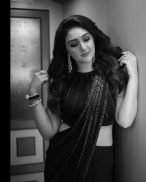 Sridevi Vijaykumar Instagram - 🖤🖤🖤🖤🖤

Outfit :@prashantikumarlabel

Jewelry: @the_jewel_gallery

Makeup :@kalaiartistry 

Hair : @ganesh_hair_architect 

Photography : @apache_karthik6

#Black #Blackmagic #blacklove
#magic #danceshow #jodiareyouready #sparkle #glitter #ownit #instafeed