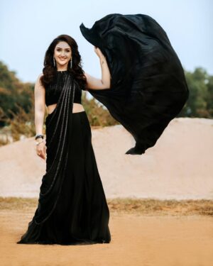 Sridevi Vijaykumar Instagram - 🖤🖤🖤🖤🖤

Outfit :@prashantikumarlabel

Jewelry: @the_jewel_gallery

Makeup :@kalaiartistry 

Hair : @ganesh_hair_architect 

Photography : @apache_karthik6

#Black #Blackmagic #blacklove
#magic #danceshow #jodiareyouready #sparkle #glitter #ownit #instafeed