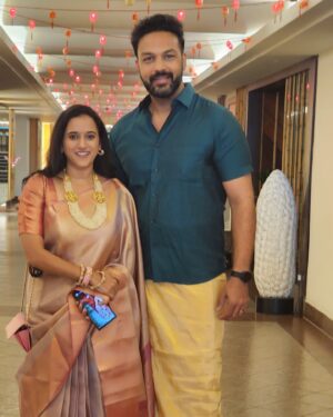 Sriranjani Sundaram Instagram - A wonderful start to the New Year :) 
At Penang with @realamitbhargav for #GOTO 11th Edition 
Proud of you for the passion you showed towards the ponniyinselvan audio book!!! 

Special thanks to @mayils_shopping for this spectacular saree 
And @valayalagam for the matching bangles!!!