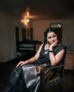 Sruthy Suresh Instagram - Draped in elegance 🖤✨
Saree : @sahasra.in ✨

Check out website for more budget friendly sarees ✨
www.sahasrabysruthy.in (link in bio) 

Accessories : @crafteria_divyas 
MUA & styling : @vikramanvijitha 
📸 : @ameensabil ✨
Location : @house88__