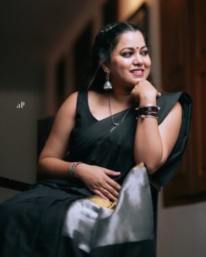 Sruthy Suresh Instagram - Draped in elegance 🖤✨
Saree : @sahasra.in ✨

Check out website for more budget friendly sarees ✨
www.sahasrabysruthy.in (link in bio) 

Accessories : @crafteria_divyas 
MUA & styling : @vikramanvijitha 
📸 : @ameensabil ✨
Location : @house88__