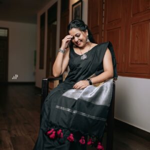 Sruthy Suresh Instagram - Draped in elegance 🖤✨
Saree : @sahasra.in ✨

Check out website for more budget friendly sarees ✨
www.sahasrabysruthy.in (link in bio) 

Accessories : @crafteria_divyas 
MUA & styling : @vikramanvijitha 
📸 : @ameensabil ✨
Location: @house88__