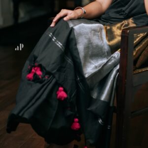 Sruthy Suresh Instagram - Draped in elegance 🖤✨
Saree : @sahasra.in ✨

Check out website for more budget friendly sarees ✨
www.sahasrabysruthy.in (link in bio) 

Accessories : @crafteria_divyas 
MUA & styling : @vikramanvijitha 
📸 : @ameensabil ✨
Location: @house88__