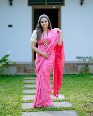 Sruthy Suresh Instagram - Saree love , is self love ♥️
Saree from our own  @sahasra.in ✨

Styled to perfection by my Vikru Mol @vikramanvijitha (aka my fashion guru)😘

That terracotta neck piece from @crafteria_divyas ✨

Snapped by @ameensabil (aka the photographer extraordinaire)😈