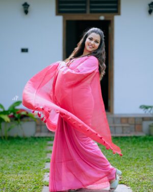 Sruthy Suresh Instagram - Saree love , is self love ♥️
Saree from our own  @sahasra.in ✨

Styled to perfection by my Vikru Mol @vikramanvijitha (aka my fashion guru)😘

That terracotta neck piece from @crafteria_divyas ✨

Snapped by @ameensabil (aka the photographer extraordinaire)😈