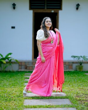 Sruthy Suresh Instagram - Saree love , is self love ♥️
Saree from our own  @sahasra.in ✨

Styled to perfection by my Vikru Mol @vikramanvijitha (aka my fashion guru)😘

That terracotta neck piece from @crafteria_divyas ✨

Snapped by @ameensabil (aka the photographer extraordinaire)😈