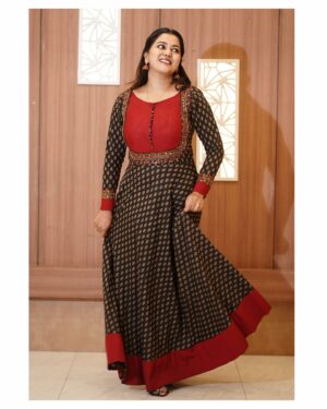 Sruthy Suresh Instagram - Can’t get over this pretty outfit! Red and black Ajrakh Anarkali gown outfit is a true favorite ♥️

Outfit : @eera_design_couture ✨
📸 : @arjun_purushothaman_ 

#AjrakhObsession #AnarkaliGown #redandblack