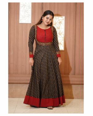 Sruthy Suresh Instagram - Can’t get over this pretty outfit! Red and black Ajrakh Anarkali gown outfit is a true favorite ♥️

Outfit : @eera_design_couture ✨
📸 : @arjun_purushothaman_ 

#AjrakhObsession #AnarkaliGown #redandblack