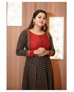 Sruthy Suresh Instagram - Red and black, a classic tale of love and mystery♥️

Outfit : @eera_design_couture 
📸 : @arjun_purushothaman_