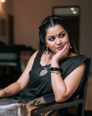 Sruthy Suresh Instagram - Draped in elegance 🖤✨
Saree : @sahasra.in ✨

Check out website for more budget friendly sarees ✨
www.sahasrabysruthy.in (link in bio) 

Accessories : @crafteria_divyas 
MUA & styling : @vikramanvijitha 
📸 : @ameensabil ✨
Location : @house88__