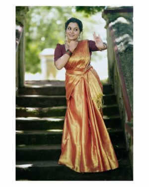 Sruthy Suresh Instagram - Dance, devotion, and divinity. Wishing you all a blessed Vijayadashami ✨

Outfit : @sahasra.in