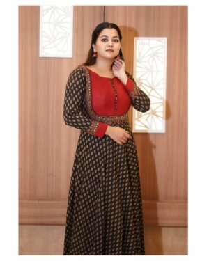 Sruthy Suresh Instagram - Red and black, a classic tale of love and mystery♥️

Outfit : @eera_design_couture 
📸 : @arjun_purushothaman_