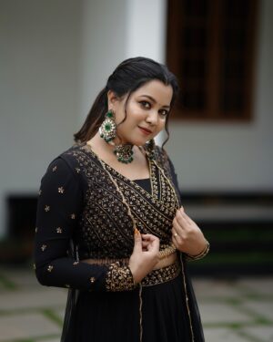 Sruthy Suresh Instagram - 🖤✨

Outfit Designed by @kukunthadesignerboutique 
MUA : @makeover_by_daniya_ 
📸: @srkfotoz 
Accessories : @kiora_bridal_jewellery