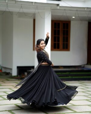 Sruthy Suresh Instagram - 🖤✨

Outfit Designed by @kukunthadesignerboutique 
MUA : @makeover_by_daniya_ 
📸: @srkfotoz 
Accessories : @kiora_bridal_jewellery