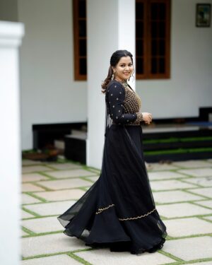 Sruthy Suresh Instagram - 🖤✨

Outfit Designed by @kukunthadesignerboutique 
MUA : @makeover_by_daniya_ 
📸: @srkfotoz 
Accessories : @kiora_bridal_jewellery