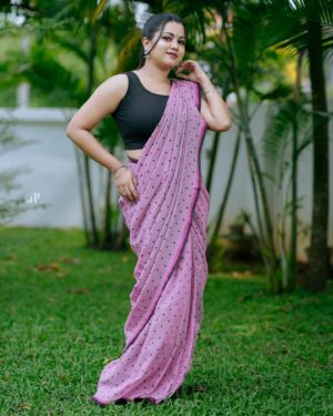 Sruthy Suresh Instagram - Draped in dots 🩷 
Saree : @sahasra.in ✨

Styled & MUA : @vikramanvijitha 
📸: @ameensabil