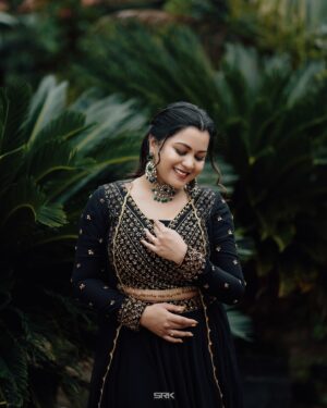 Sruthy Suresh Instagram - 🖤✨

Outfit Designed by @kukunthadesignerboutique 
MUA : @makeover_by_daniya_ 
📸: @srkfotoz 
Accessories : @kiora_bridal_jewellery