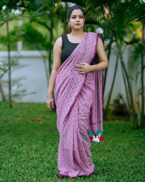 Sruthy Suresh Instagram - Draped in dots 🩷 
Saree : @sahasra.in ✨

Styled & MUA : @vikramanvijitha 
📸: @ameensabil