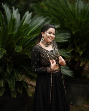 Sruthy Suresh Instagram - 🖤✨

Outfit Designed by @kukunthadesignerboutique 
MUA : @makeover_by_daniya_ 
📸: @srkfotoz 
Accessories : @kiora_bridal_jewellery