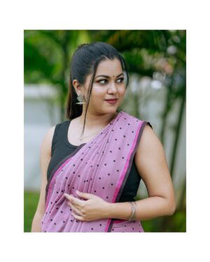 Sruthy Suresh Instagram - 🩷✨ polka dots saree from @sahasra.in ✨

Earrings : @crafteria_divyas ♥️