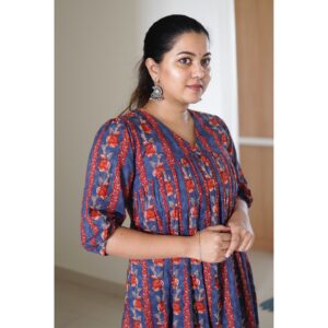 Sruthy Suresh Instagram - Dress to impress... yourself! 

Found my new fave comfy cotton dress at @stellazwoman 🌼✨ Simple, yet stylish. Explore their collection for more adorable pieces!

Earrings : @crafteria_divyas