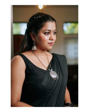 Sruthy Suresh Instagram - Draped in elegance 🖤✨
Saree : @sahasra.in ✨

Check out website for more budget friendly sarees ✨
www.sahasrabysruthy.in (link in bio) 

Accessories : @crafteria_divyas 
MUA & styling : @vikramanvijitha 
📸 : @ameensabil ✨
Location : @house88__