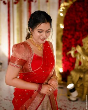 Sruthy Suresh Instagram - ♥️ ✨

Outfit : @bullion_knot ♥️
MUA : @sreez__makeover 😘
Clicks📸 : @storiesbysharonshyam 

#dhawani #redoutfit #red #keralawedding #keralatraditional #halfsaree #dhavani 

{ red Dhawani , traditional Dhawani set, red , Kerala, half saree, traditional outfit , Kerala wedding }