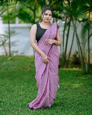 Sruthy Suresh Instagram - Draped in dots 🩷 
Saree : @sahasra.in ✨

Styled & MUA : @vikramanvijitha 
📸: @ameensabil
📍 : @house88__