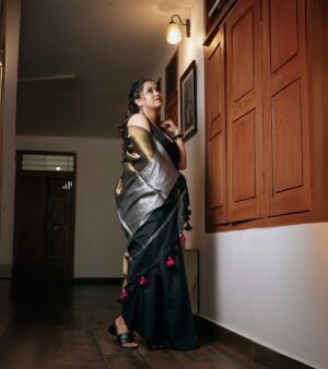 Sruthy Suresh Instagram - Draped in elegance 🖤✨
Saree : @sahasra.in ✨

Check out website for more budget friendly sarees ✨
www.sahasrabysruthy.in (link in bio) 

Accessories : @crafteria_divyas 
MUA & styling : @vikramanvijitha 
📸 : @ameensabil ✨