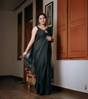 Sruthy Suresh Instagram - Draped in elegance 🖤✨
Saree : @sahasra.in ✨

Check out website for more budget friendly sarees ✨
www.sahasrabysruthy.in (link in bio) 

Accessories : @crafteria_divyas 
MUA & styling : @vikramanvijitha 
📸 : @ameensabil ✨