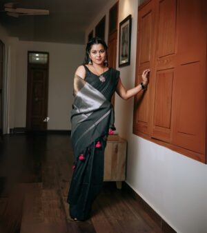 Sruthy Suresh Instagram - Draped in elegance 🖤✨
Saree : @sahasra.in ✨

Check out website for more budget friendly sarees ✨
www.sahasrabysruthy.in (link in bio) 

Accessories : @crafteria_divyas 
MUA & styling : @vikramanvijitha 
📸 : @ameensabil ✨
