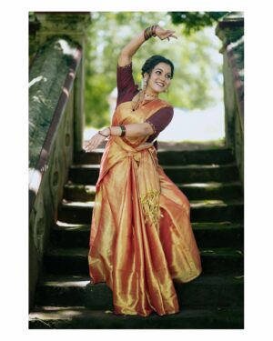 Sruthy Suresh Instagram - Dance, devotion, and divinity. Wishing you all a blessed Vijayadashami✨

Outfit : @sahasra.in 
MUA : @vikramanvijitha 
📸 : @ameensabil 

#sahasrabysruthy #sruthy #mulcottontissue #metallictissuesaree #sahasrasarees