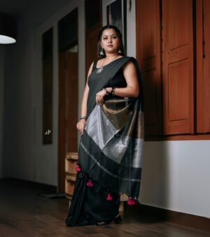 Sruthy Suresh Instagram - Draped in elegance 🖤✨
Saree : @sahasra.in ✨

Check out website for more budget friendly sarees ✨
www.sahasrabysruthy.in (link in bio) 

Accessories : @crafteria_divyas 
MUA & styling : @vikramanvijitha 
📸 : @ameensabil ✨