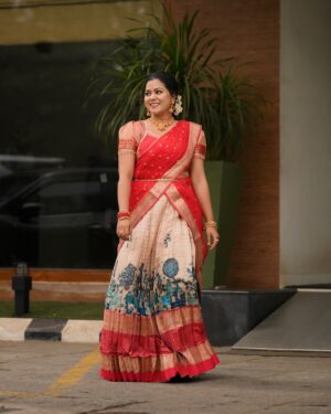Sruthy Suresh Instagram - ♥️Loved how this whole look came together ✨

Outfit : @bullion_knot ♥️
MUA : @sreez__makeover 😘
Clicks📸 : @storiesbysharonshyam 

#dhawani #redoutfit #red #keralawedding #keralatraditional #halfsaree #dhavani 

{ red Dhawani , traditional Dhawani set, red , Kerala, half saree, traditional outfit , Kerala wedding }
