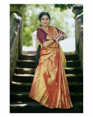 Sruthy Suresh Instagram - Dance, devotion, and divinity. Wishing you all a blessed Vijayadashami✨

Outfit : @sahasra.in 
MUA : @vikramanvijitha 
📸 : @ameensabil 

#sahasrabysruthy #sruthy #mulcottontissue #metallictissuesaree #sahasrasarees
