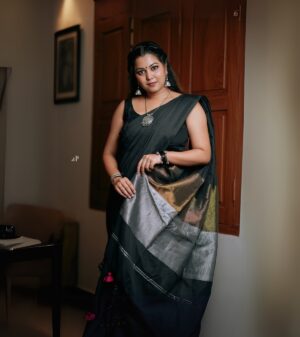 Sruthy Suresh Instagram - Draped in elegance 🖤✨
Saree : @sahasra.in ✨

Check out website for more budget friendly sarees ✨
www.sahasrabysruthy.in (link in bio) 

Accessories : @crafteria_divyas 
MUA & styling : @vikramanvijitha 
📸 : @ameensabil ✨
