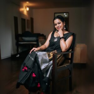 Sruthy Suresh Instagram - Draped in elegance 🖤✨
Saree : @sahasra.in ✨

Check out website for more budget friendly sarees ✨
www.sahasrabysruthy.in (link in bio) 

Accessories : @crafteria_divyas 
MUA & styling : @vikramanvijitha 
📸 : @ameensabil ✨
Location: @house88__