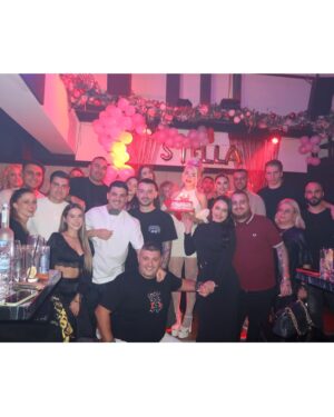 Stella Mizeraki Instagram - Σας ευχαριστώ πολύ όλους για τις ευχές σας! Ευχαριστώ πολύ και όλους εσάς που παρευρεθήκατε στο birthday party μου. 💗 Ευχαριστώ πολύ και το αγαπημένο μου @nine_club_athens που τα τελευταία χρόνια πάντα γιορτάζω εκεί τα γενέθλια μου. Love you all. 💋
P.s στολισμός και τούρτα special thanks στους @tobrou @nikosarapo_ & @mixaelamizeraki ❤️