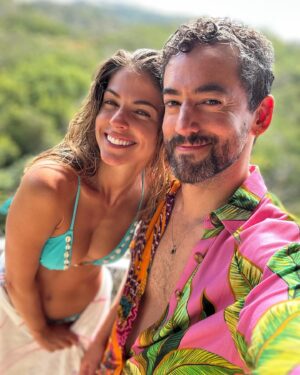 Stephanie Cayo Instagram - Mi táctica es mirarte 
quererte como sos

mi táctica es
hablarte
y escucharte
construir con palabras
un puente indestructible

mi táctica es
quedarme en tu recuerdo
no sé cómo ni sé
con qué pretexto
pero quedarme en vos

mi táctica es
ser franco
y saber que sos franca
y que no nos vendamos
simulacros
para que entre los dos
no haya telón
ni abismos

mi estrategia es
en cambio
más profunda y más
simple

mi estrategia es
que un día cualquiera
no sé cómo ni sé
con qué pretexto
por fin me necesites.

Mario Benedetti

@ladistanciamazunte 
@casawabi 

#oaxaca 
#puertoescondido 
#mazunte 
💖
Bonito. Todo. Bonito.