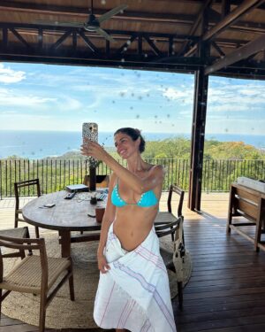 Stephanie Cayo Instagram - Mi táctica es mirarte 
quererte como sos

mi táctica es
hablarte
y escucharte
construir con palabras
un puente indestructible

mi táctica es
quedarme en tu recuerdo
no sé cómo ni sé
con qué pretexto
pero quedarme en vos

mi táctica es
ser franco
y saber que sos franca
y que no nos vendamos
simulacros
para que entre los dos
no haya telón
ni abismos

mi estrategia es
en cambio
más profunda y más
simple

mi estrategia es
que un día cualquiera
no sé cómo ni sé
con qué pretexto
por fin me necesites.

Mario Benedetti

@ladistanciamazunte 
@casawabi 

#oaxaca 
#puertoescondido 
#mazunte 
💖
Bonito. Todo. Bonito.