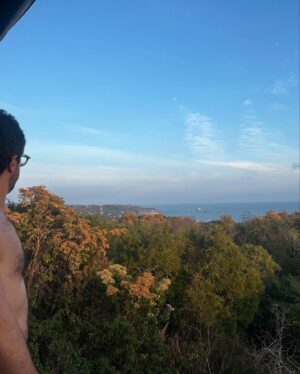 Stephanie Cayo Instagram - Mi táctica es mirarte 
quererte como sos

mi táctica es
hablarte
y escucharte
construir con palabras
un puente indestructible

mi táctica es
quedarme en tu recuerdo
no sé cómo ni sé
con qué pretexto
pero quedarme en vos

mi táctica es
ser franco
y saber que sos franca
y que no nos vendamos
simulacros
para que entre los dos
no haya telón
ni abismos

mi estrategia es
en cambio
más profunda y más
simple

mi estrategia es
que un día cualquiera
no sé cómo ni sé
con qué pretexto
por fin me necesites.

Mario Benedetti

@ladistanciamazunte 
@casawabi 

#oaxaca 
#puertoescondido 
#mazunte 
💖
Bonito. Todo. Bonito.