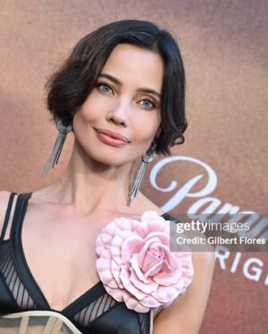 Stephanie Corneliussen Instagram - Had a blast at the L.A. premiere of LIONESS S2 ⁣
⁣
I absolutely loved season 1 and yes, this is me, shamelessly campaigning to be part of this amazing series! Truly, fantastic job from everyone involved! 🙌🦁🌸