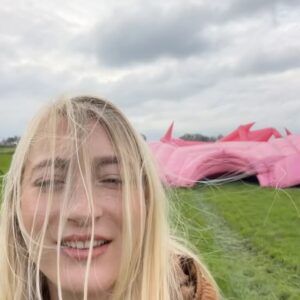 Stien den Hollander Instagram - Lieve allemaaal met trots en heeel veeel excitement presenteer ik de album cover van Mijn Haren Ruiken Naar Vuur 💕 Vanaf nu kan je mijn nieuwe plaat alvast opslaan op Spotify EN de vinyls bestellen via de link in mijn bio!! 💖💓💘💞