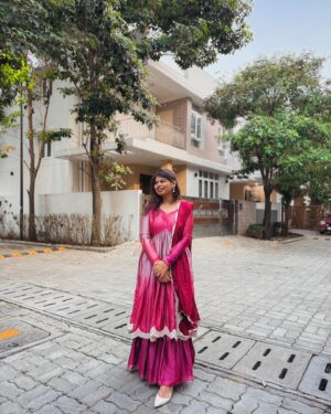 Subhalaxmi Parida Instagram - Just your walking Pink flag 💖😎

Beautiful outfit by @linara_bynazianasrullah 

Got it for Diwali, Wore it for Pongal 😅

#fashion #indianfashion #chennai #chennaicreator #pongal2024 #outfitinspiration #bridesmaids #weddingguest #ethnicdress